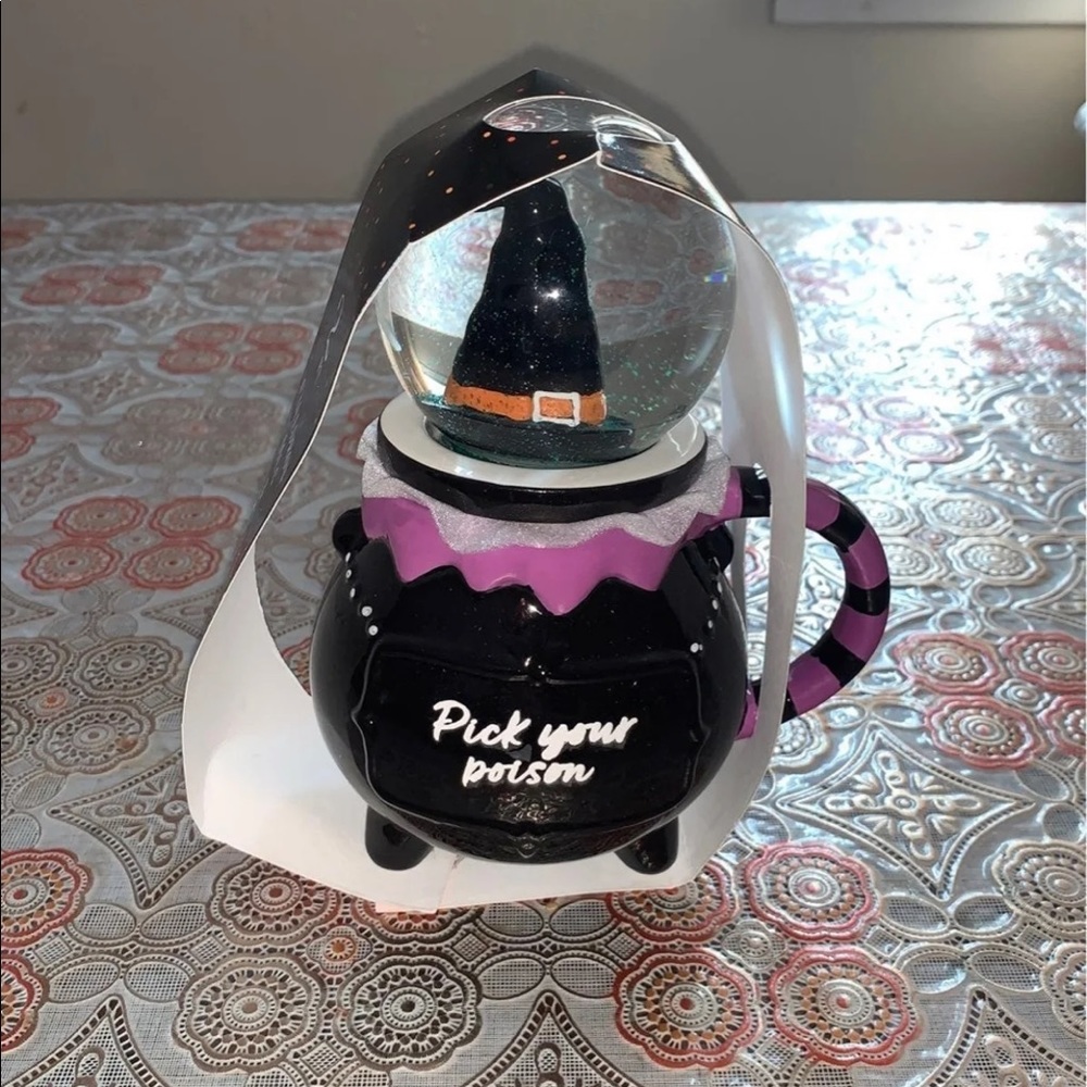 Halloween mug with globe lid